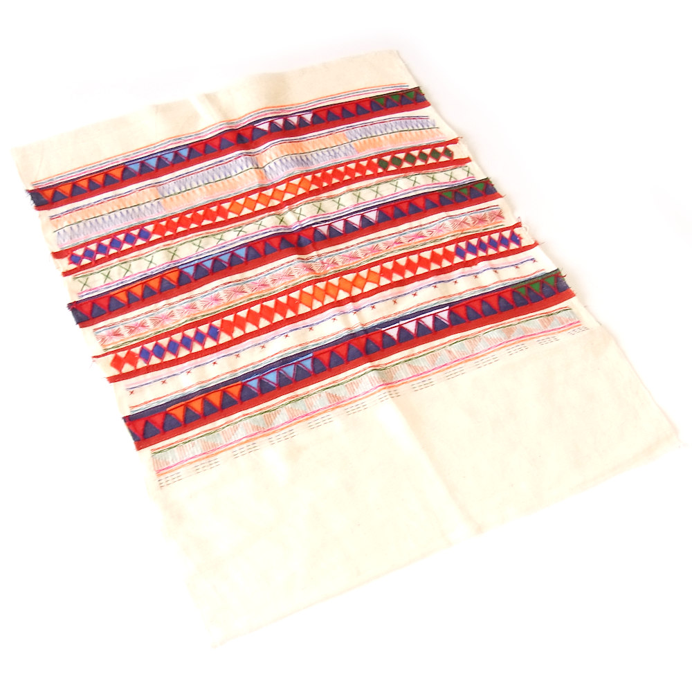 アカ族刺繍布