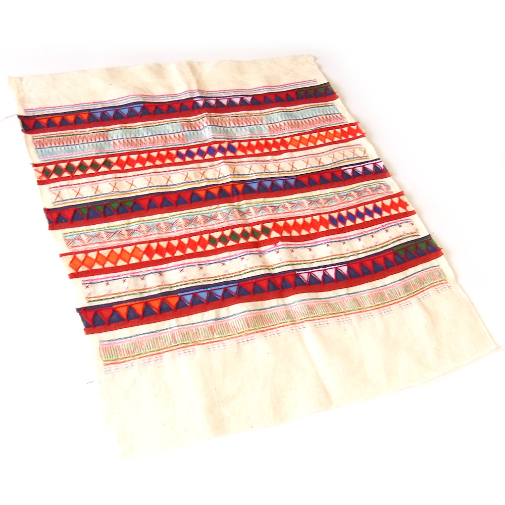 アカ族刺繍布